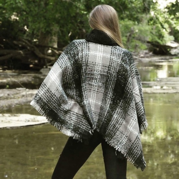 Turtleneck poncho - Picture 6 of 6